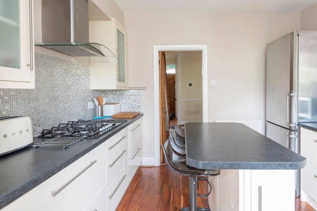 Spacious House - 2 Double Rooms - Street Parking - Garden 바스 외부 사진